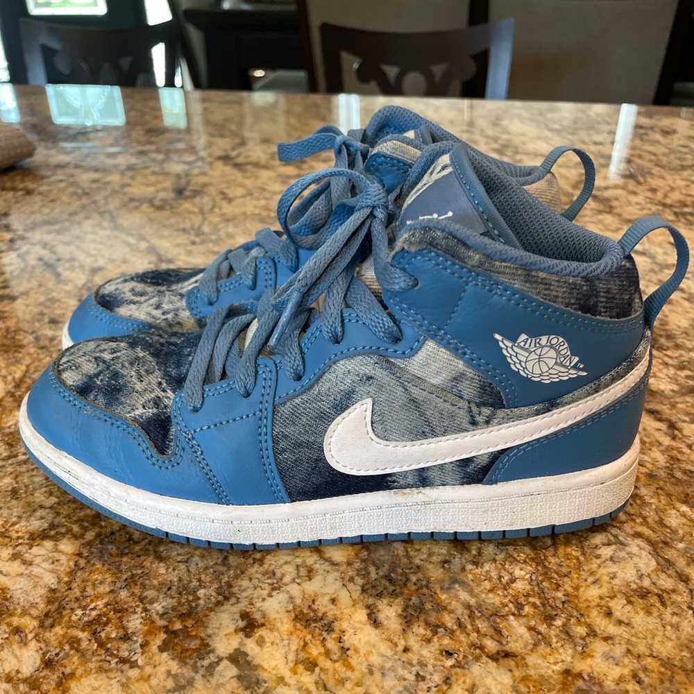 Air Jordan mid